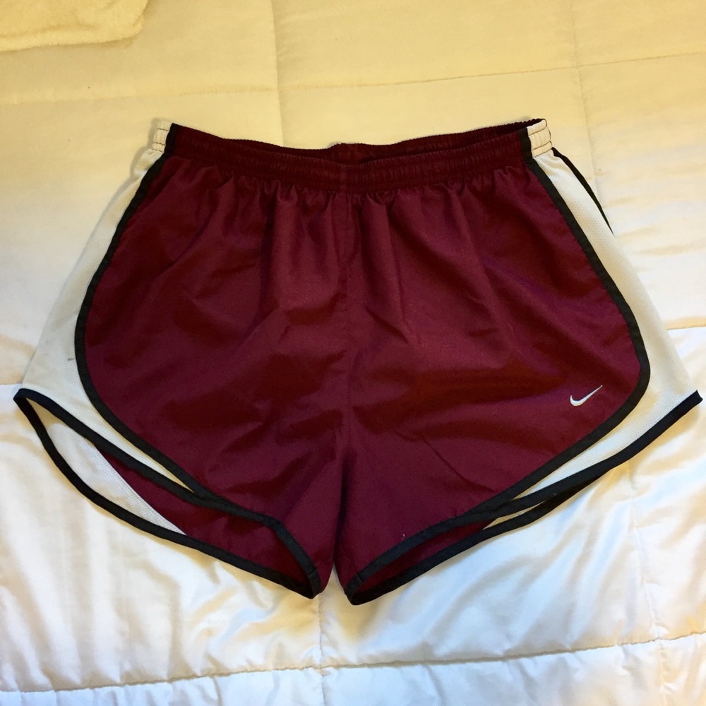 🔥6hr SALE🔥 Nike Running Shorts in maroon color